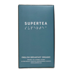 Supertea English Breakfast. En blå æske med teksten "Supertea" og "English Breakfast Organic". Økologisk English Breakfast te fra Supertea, pakket i en stilren og bæredygtig æske.