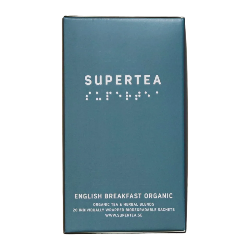 Supertea English Breakfast. En blå æske med teksten "Supertea" og "English Breakfast Organic". Økologisk English Breakfast te fra Supertea, pakket i en stilren og bæredygtig æske.