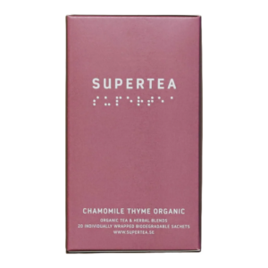 Supertea Chamomile Thyme. En lyserød æske med teksten "Supertea" og "Chamomile Thyme Organic". Økologisk urtete med kamille og timian fra Supertea, pakket i en stilren æske.