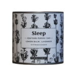 En rund, sort-hvid metaldåse med botanisk illustration og etiketten "Sleep – Ayurveda Holistic Care". Dåsen indeholder 20 pyramide-tebreve med citronmelisse og lavendel
