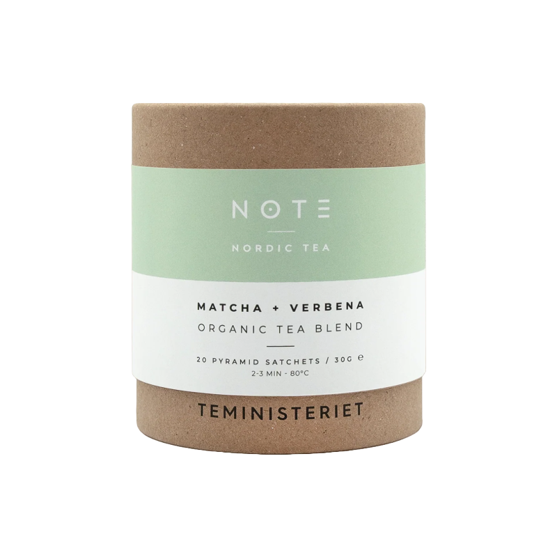 En cylindrisk papbeholder fra Teministeriet med etiketten "Note Nordic Tea". Produktet er en økologisk teblanding af matcha og verbena. Etiketten har en grøn og hvid farve, og teksten angiver, at pakken indeholder 20 pyramideformede teposer på 30 gram.