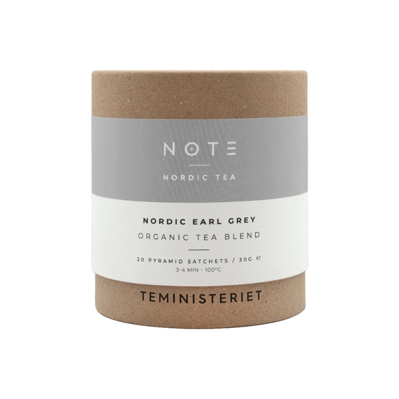 Økologisk Nordic Earl Grey te fra Teministeriet – Elegant cylinderformet emballage med grå og hvide nuancer, der indeholder 20 pyramidetebreve af den økologiske teblanding. En luksuriøs og moderne fortolkning af Earl Grey med nordiske noter, perfekt til te-elskere, der søger en harmonisk og aromatisk oplevelse.