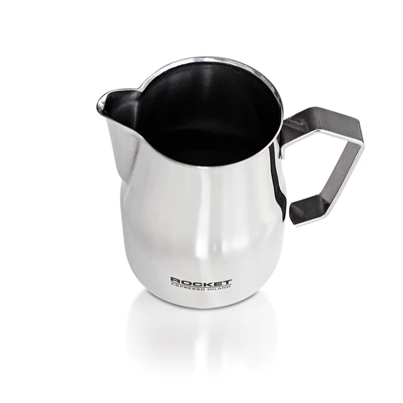 Rocket Espresso mælkekande i rustfrit stål med en kapacitet på 50 cl. Elegant design med et robust håndtag og indvendig non-stick belægning, perfekt til præcis opskumning af mælk til kaffe. I bunden ses Rockets logo.
