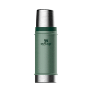 Stanley Classic grøn termokande 0,47 – robust og stilfuld vakuumflaske i den ikoniske Stanley-grønne farve med rustfri ståldetaljer. Perfekt til at holde drikke varme eller kolde i timevis, ideel til outdoor-eventyr, camping og daglig brug. Lækagesikker konstruktion og integreret kop gør den praktisk og holdbar.