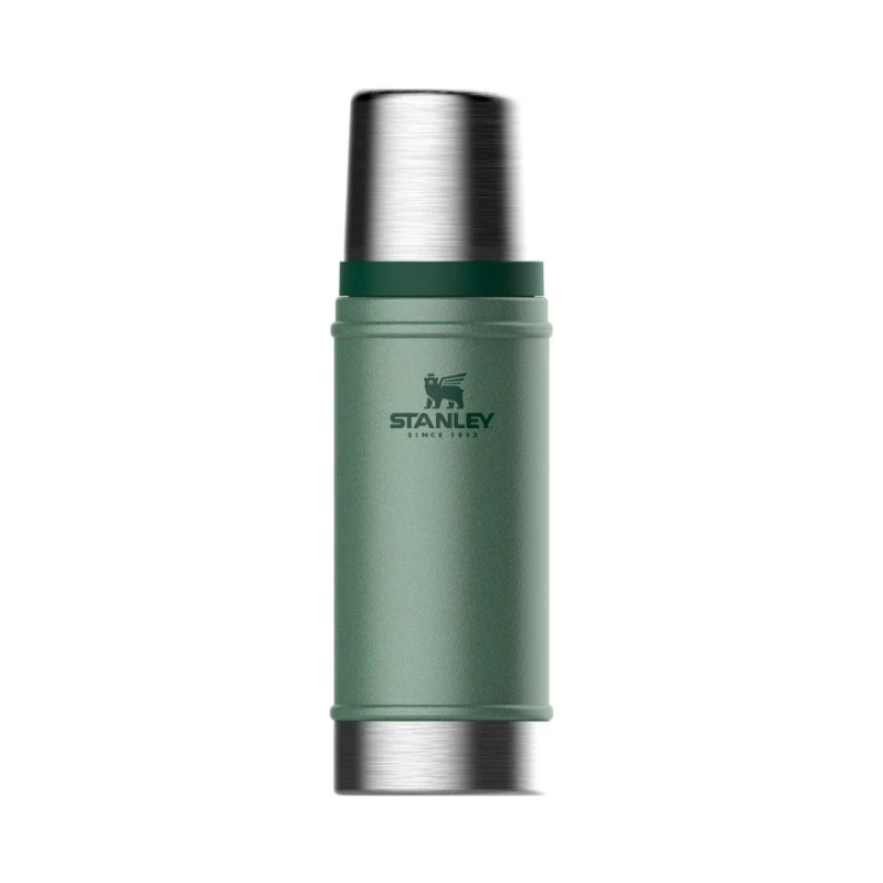 Stanley Classic grøn termokande 0,47 – robust og stilfuld vakuumflaske i den ikoniske Stanley-grønne farve med rustfri ståldetaljer. Perfekt til at holde drikke varme eller kolde i timevis, ideel til outdoor-eventyr, camping og daglig brug. Lækagesikker konstruktion og integreret kop gør den praktisk og holdbar.