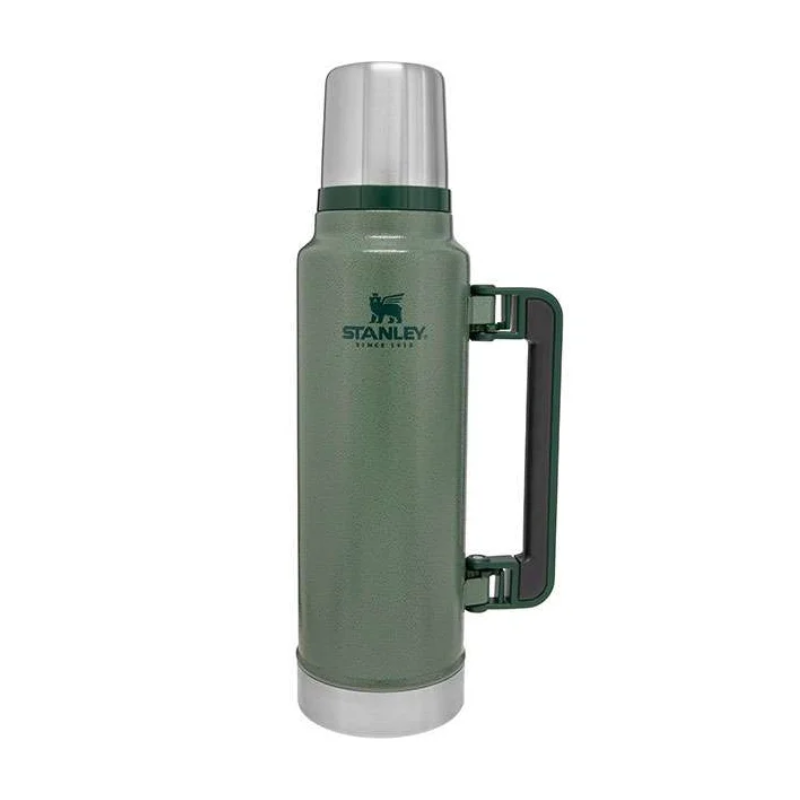 Stanley Classic grøn termokande 1,4L med håndtaget klappet ud.