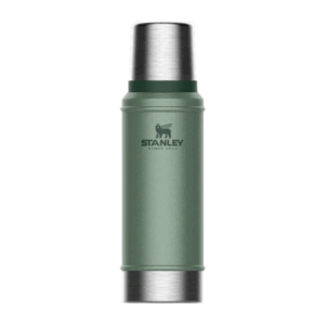 Stanley Classic grøn termokande 0,75L – robust og stilfuld vakuumflaske i den ikoniske Stanley-grønne farve med rustfri ståldetaljer. Perfekt til at holde drikke varme eller kolde i timevis, ideel til outdoor-eventyr, camping og daglig brug. Lækagesikker konstruktion og integreret kop gør den praktisk og holdbar.
