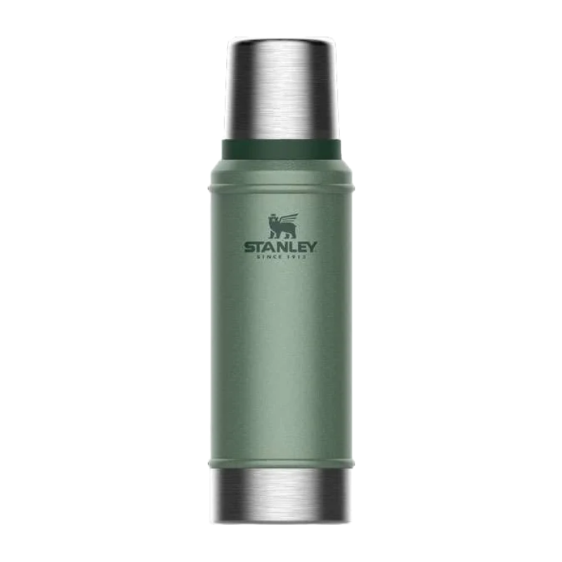 Stanley Classic grøn termokande 0,75L – robust og stilfuld vakuumflaske i den ikoniske Stanley-grønne farve med rustfri ståldetaljer. Perfekt til at holde drikke varme eller kolde i timevis, ideel til outdoor-eventyr, camping og daglig brug. Lækagesikker konstruktion og integreret kop gør den praktisk og holdbar.