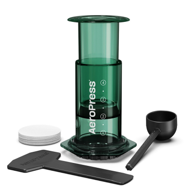 AeroPress Clear i grøn farve med tilbehør, inkl. filterpapir, ske og omrører.