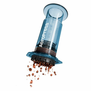Aeropress vippes for at hælde friskbrygget kaffe ud, med dråber i bevægelse.