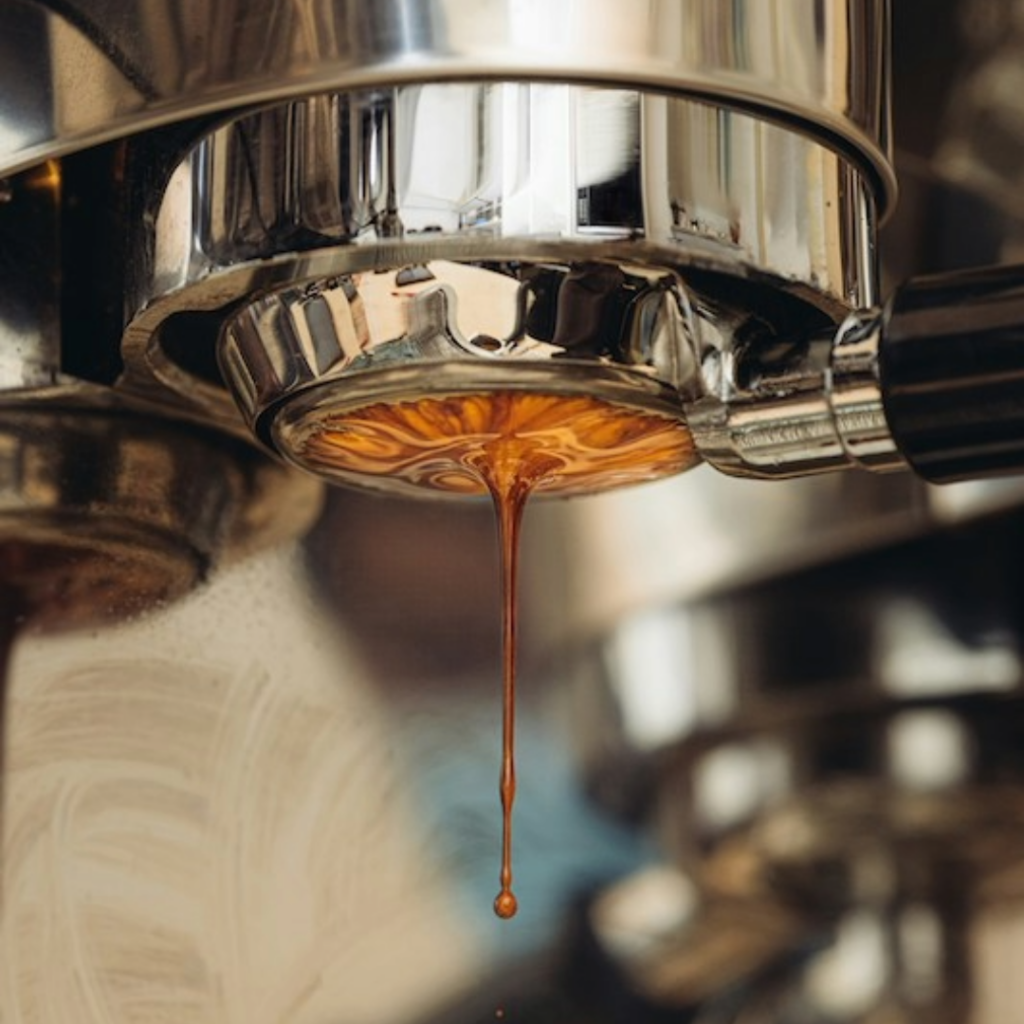 Et espressoshot løber ud af et bundløst portafilter