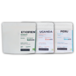 Tre poser økologisk filterkaffe fra Mokkahouse, med oprindelse fra Etiopien, Uganda og Peru præsenteret som en smagspakke.