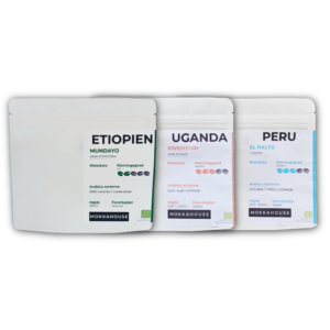 Tre poser økologisk filterkaffe fra Mokkahouse, med oprindelse fra Etiopien, Uganda og Peru præsenteret som en smagspakke.