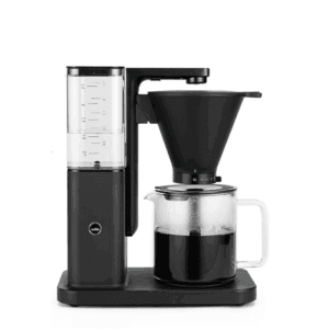 Wilfa Zense Alux kaffemaskine med sort filter og glaskande fyldt med kaffe, set fra siden