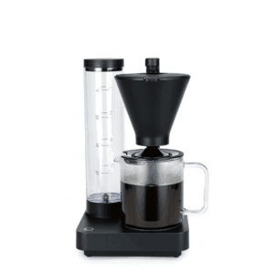 Sort Wilfa Performance Compact kaffemaskine fra Wilfa set forfra med brygget kaffe i glaskanden
