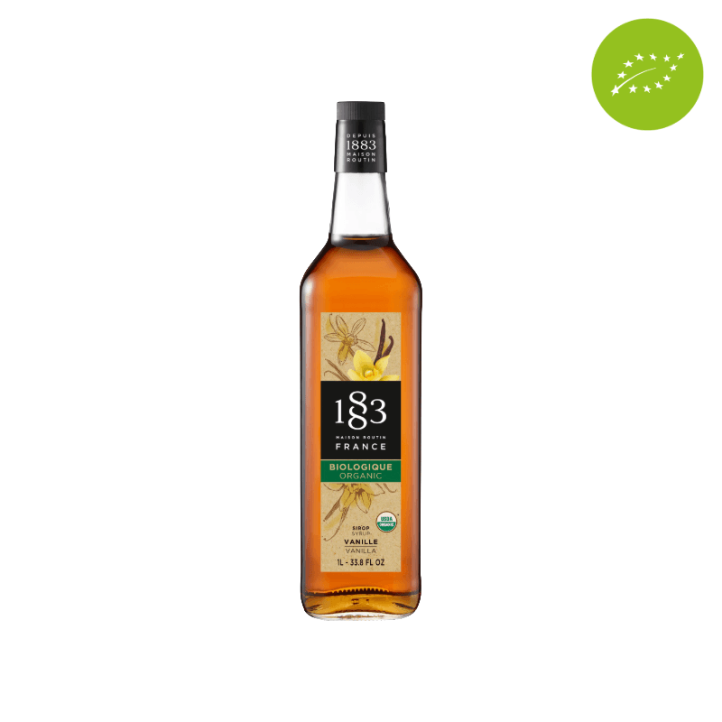 Flaske med 1883 Maison Routin økologisk vaniljesirup, 1 liter. Ideel til at tilføje en sød og aromatisk vaniljesmag til kaffe, cocktails og desserter. I højre hjørne ses et øko mærke.