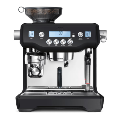 Sage Oracle i farven sort trøffel. Maskinen har en bønnebeholder i sort plast på toppen. I midten ses en touch skærm med forskellige kaffe opskrifter. I venstre side stikker en rund knap ud. Fra venstre i midten ses portafilterholderen til kværnen, i midten ses bryggehovedet og i højre side er steamarmen.