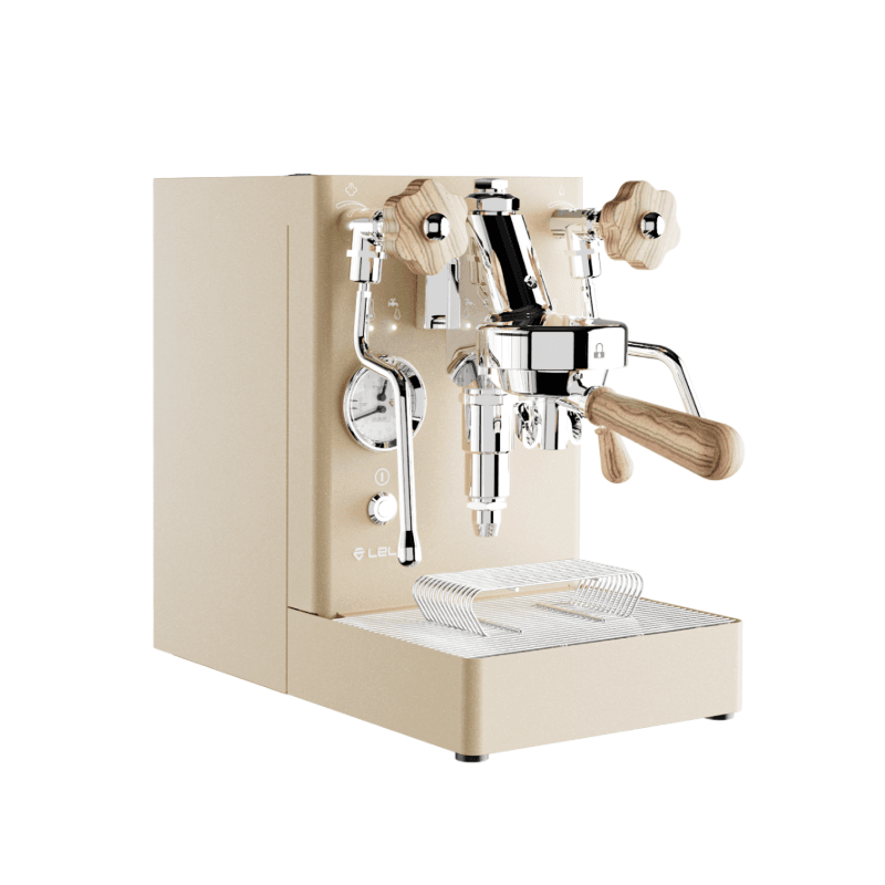 Lelit MaraX espressomaskine i guld med træhåndtag – skrå vinkel