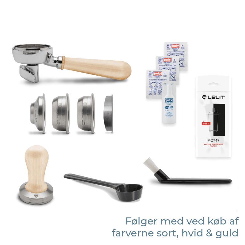 Tilbehør til Lelit MaraX i sort, hvid og guld – portafilter med lyst træhåndtag, tamper med lyst træ, filterkurve, rensebørste, måleske, vandfilter og rengøringsmiddel.