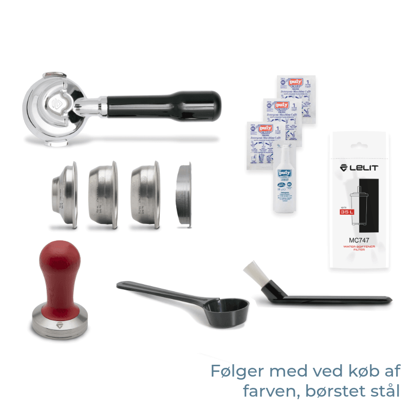 Tilbehør til Lelit MaraX i børstet stål – portafilter med mørkt håndtag, rød tamper, filterkurve, rensebørste, måleske, vandfilter og rengøringsmiddel.