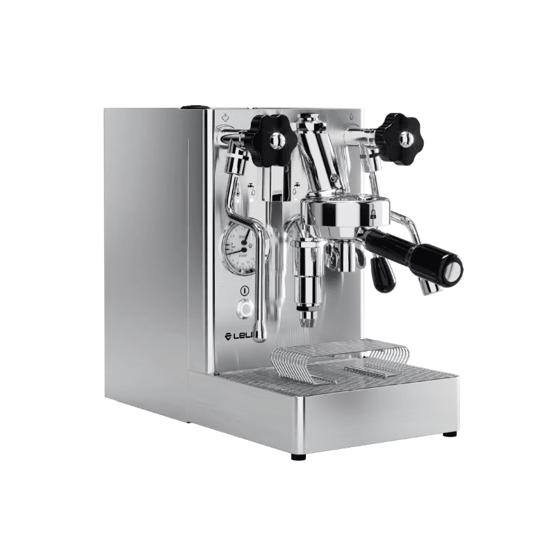 Skråt frontbillede af Lelit MaraX i rustfrit stål med portafilter og manometer.