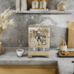 Lelit Bianca espressomaskine i guldudgave med trædetaljer, placeret på en køkkenhylde med kopper og krydderier.