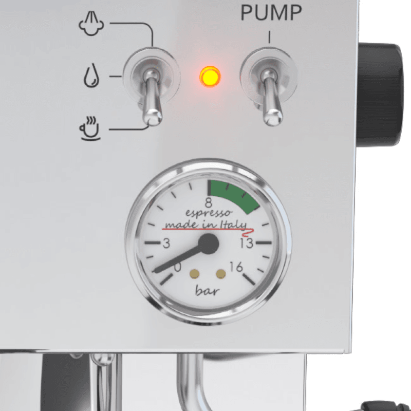 Nærbillede af manometer og kontrolknapper på Lelit Anna espressomaskine.