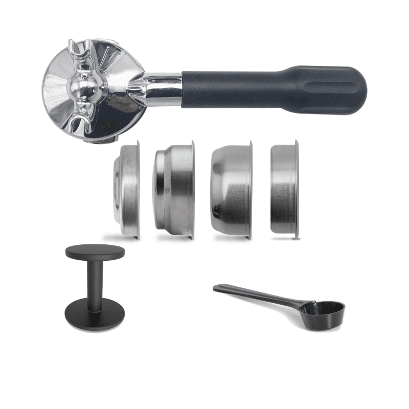 Tilbehør til Lelit Anna: portafilter, filterkurve, tamper og måleske.