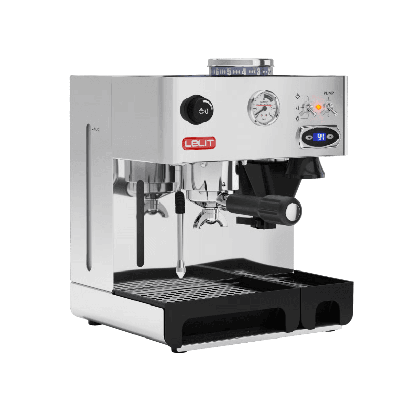 Lelit Anita espressomaskine set skråt forfra, med portafilter og steamarm.