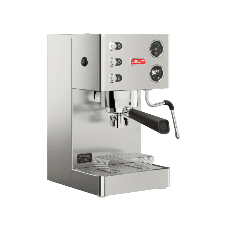 Lelit Victoria espressomaskine set fra skrå vinkel med portafilter monteret.