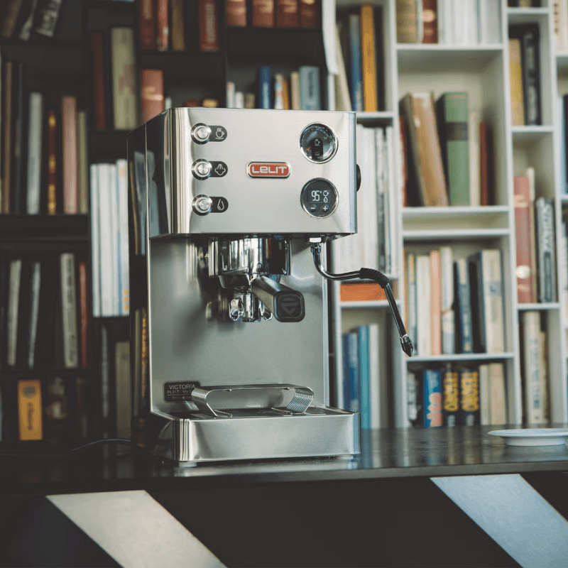 Lelit Victoria espressomaskine på køkkenbord foran en bogreol