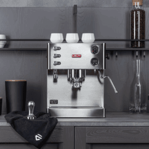 elit Elizabeth espressomaskine på køkkenbord med kopper på toppen og tilbehør foran.