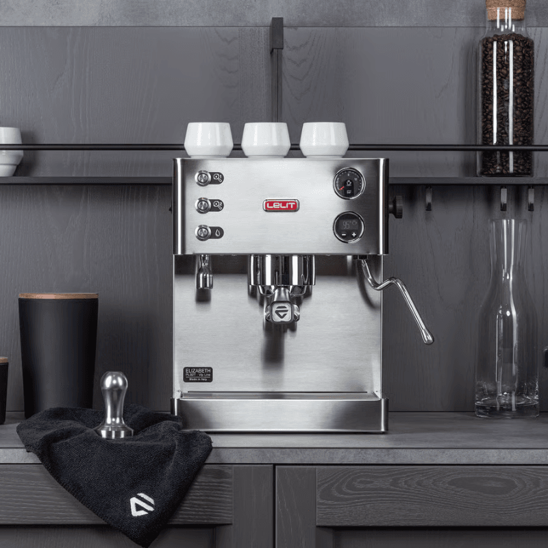 elit Elizabeth espressomaskine på køkkenbord med kopper på toppen og tilbehør foran.