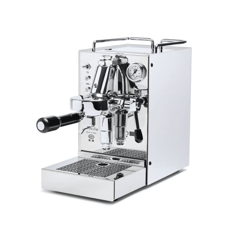 Quick Mill Carola espressomaskine i rustfrit stål set fra skrå vinkel med portafilter, bryggehoved og trykmåler.