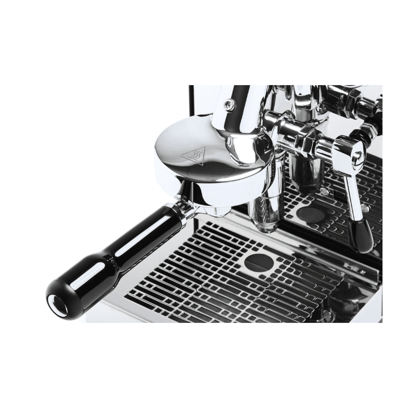 Nærbillede af portafilter monteret på Quick Mill Carola espressomaskine.