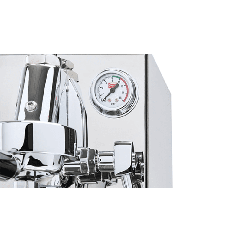 Nærbillede af trykmåleren på Quick Mill Carola espressomaskine