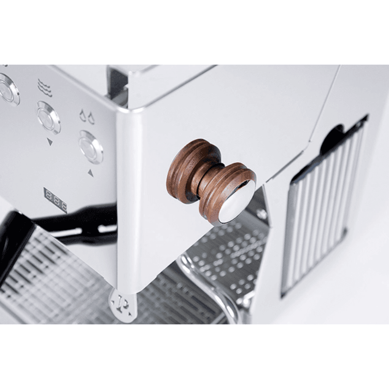 Nærbillede af trædrejeknap på Quick Mill POP! espressomaskine.