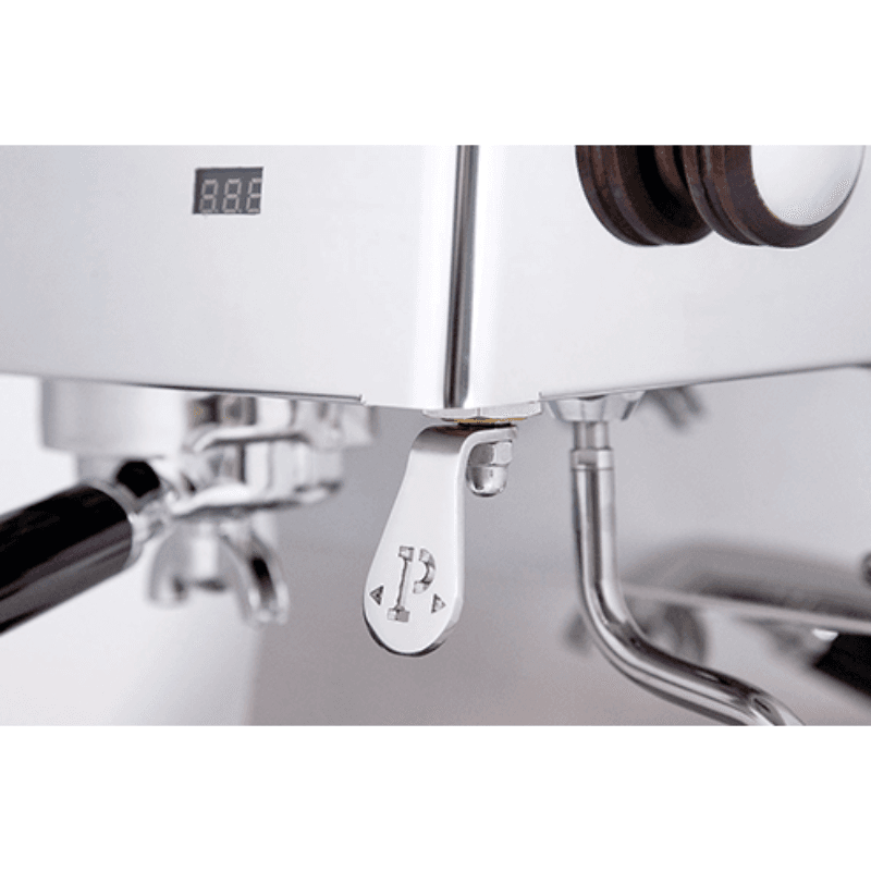 Nærbillede af damparm og logo på fronten af Quick Mill POP! espressomaskine.