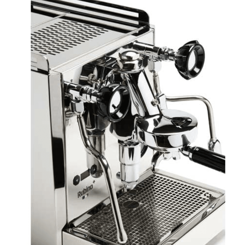Detaljeret nærbillede af Quick Mill Rubino Plus espressomaskine set fra skrå vinkel med bryggehoved og dampfunktion