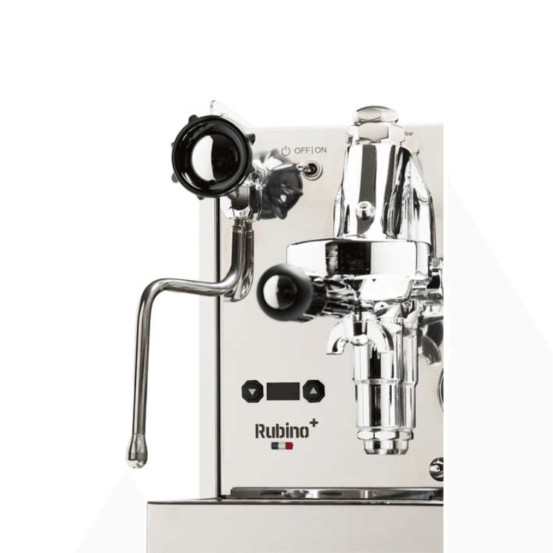 Nærbillede af fronten på Quick Mill Rubino Plus espressomaskine med logo, knapper og bryggehoved.
