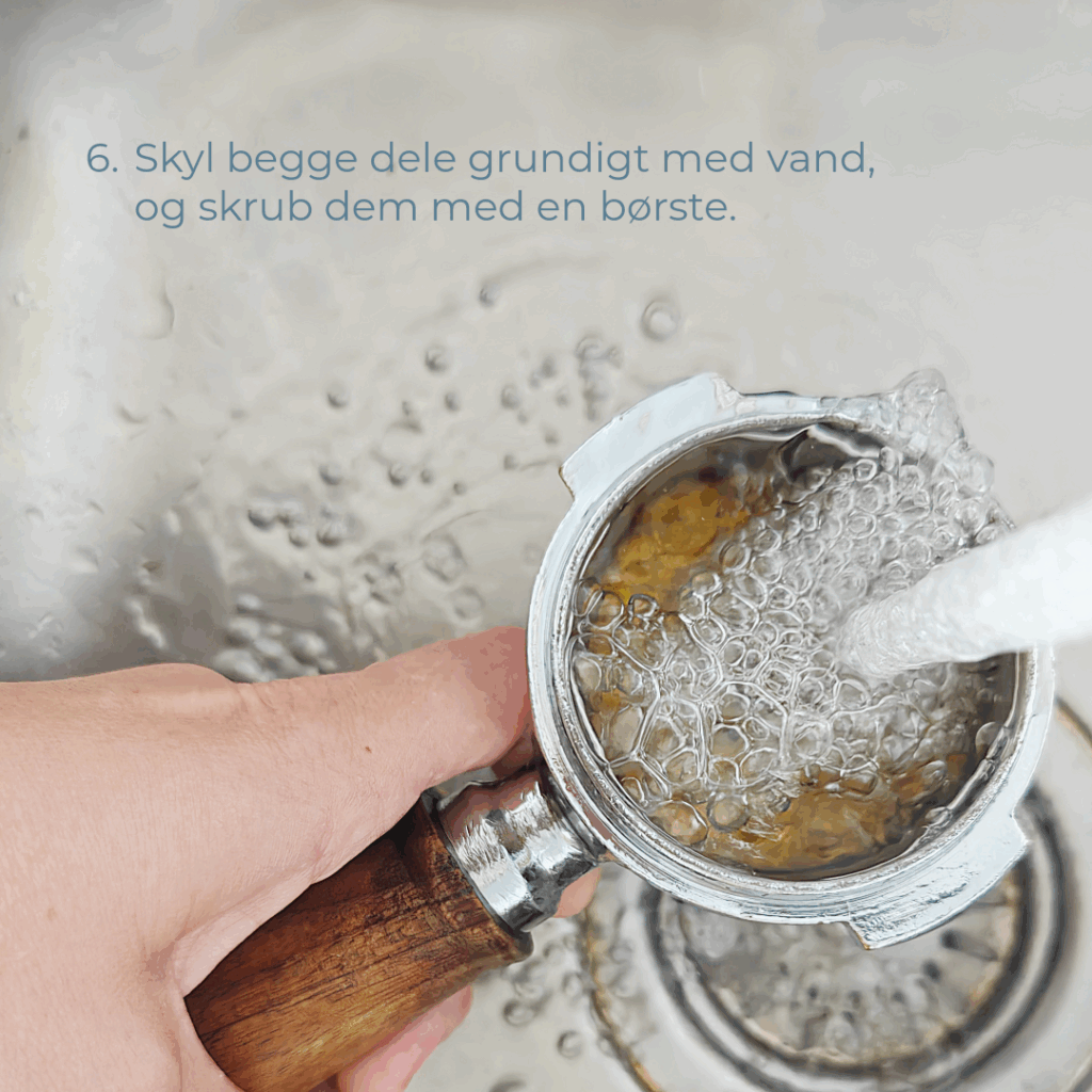 Portafilter skylles grundigt under rindende vand i vasken.