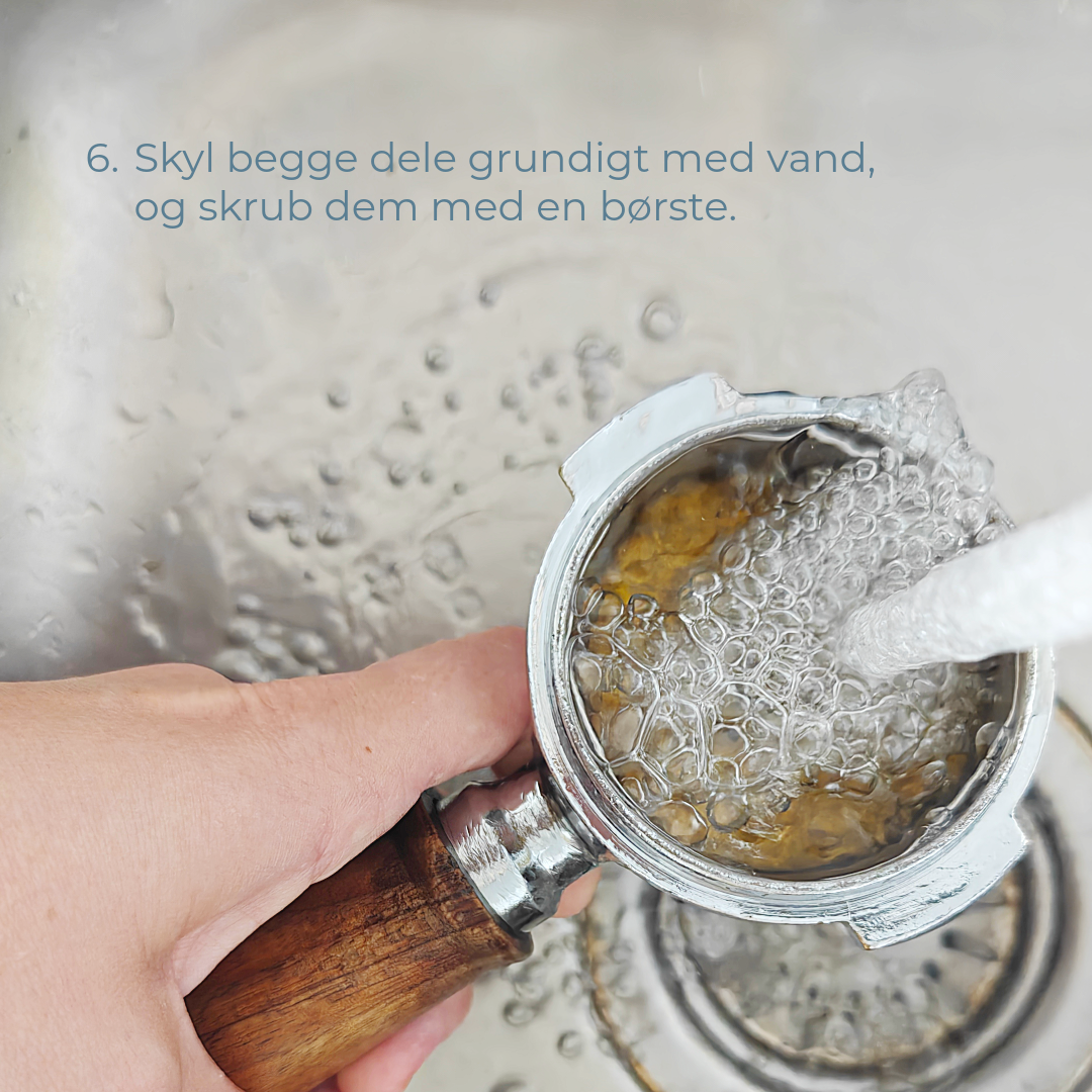 Portafilter skylles grundigt under rindende vand i vasken.