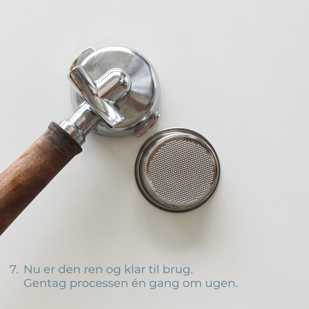 Rent portafilter og filterkurv ligger klar til brug efter rengøring.