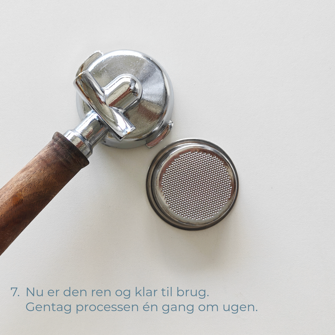 Rent portafilter og filterkurv ligger klar til brug efter rengøring.