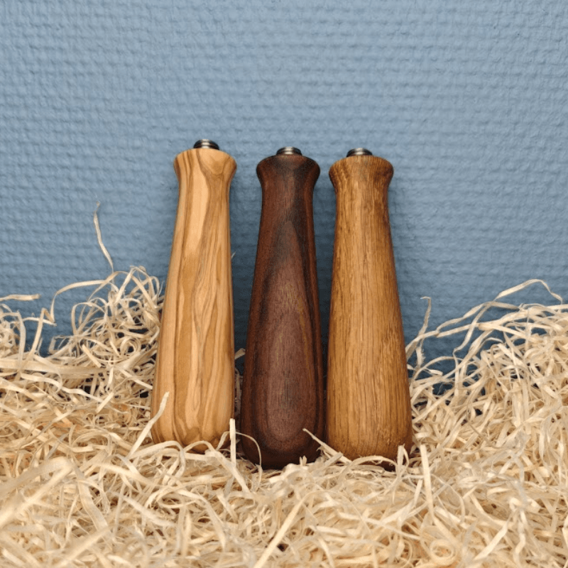 Tre portafilter-håndtag i oliven, valnød og eg stående ved siden af hinanden i træfyld.