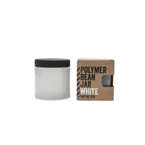 Comandante bønnebeholder i hvid med sort låg. Til højre står beholderen i dens emballage med skriften "Polymer Bean Jar White"