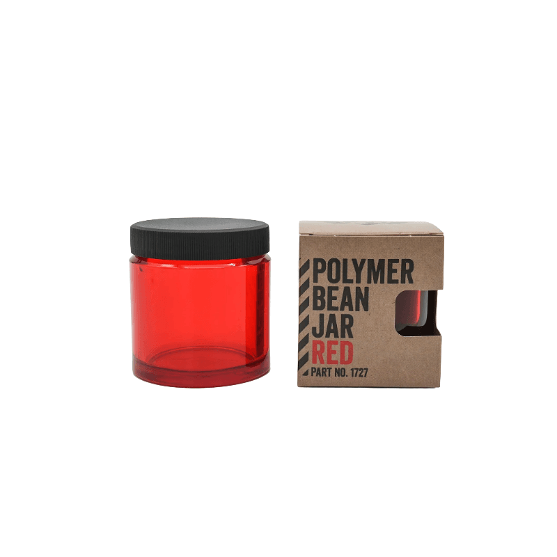 Comandante bønnebeholder i rød med sort låg. Til højre står beholderen i dens emballage med skriften "Polymer Bean Jar Red"