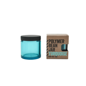 Comandante bønnebeholder i turkis med sort låg. Til højre står beholderen i dens emballage med skriften "Polymer Bean Jar Turquoise"