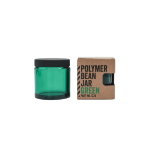 Comandante bønnebeholder i grøn med sort låg. Til højre står beholderen i dens emballage med skriften "Polymer Bean Jar Green"