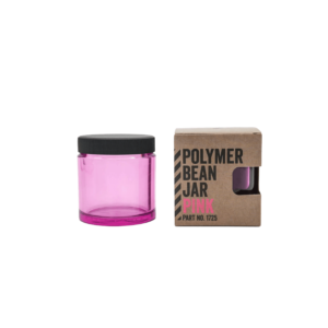 Comandante bønnebeholder i pink med sort låg. Til højre står beholderen i dens emballage med skriften "Polymer Bean Jar Pink"